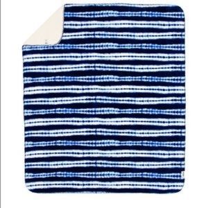 VS PINK Sherpa Blanket